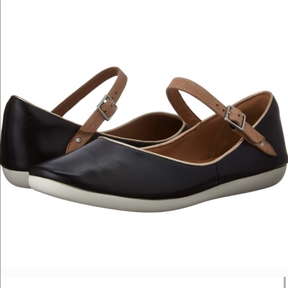clarks artisan women's feature film flats